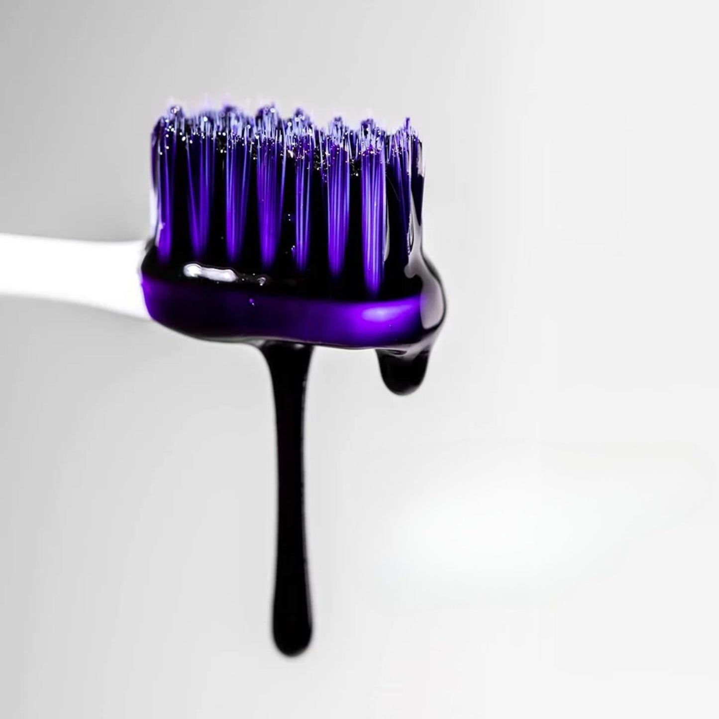 Brosse à dents avec correcteur violet V34 Smilee – application du dentifrice violet